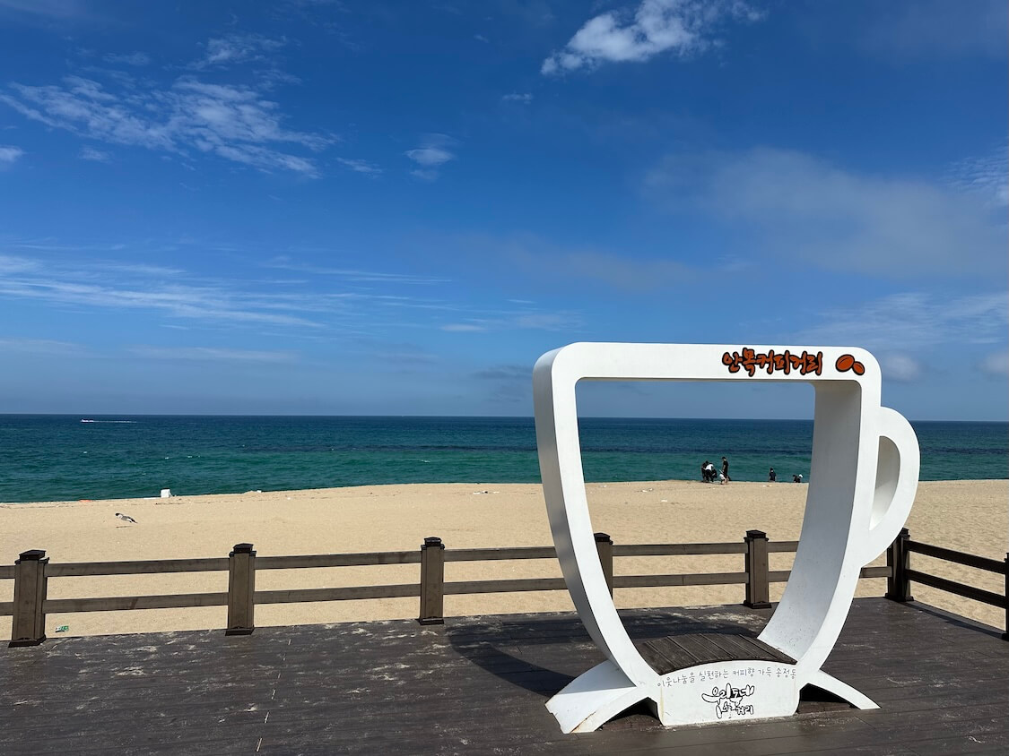 韓国の江陵観光。人気の海辺とコーヒー通りの景色