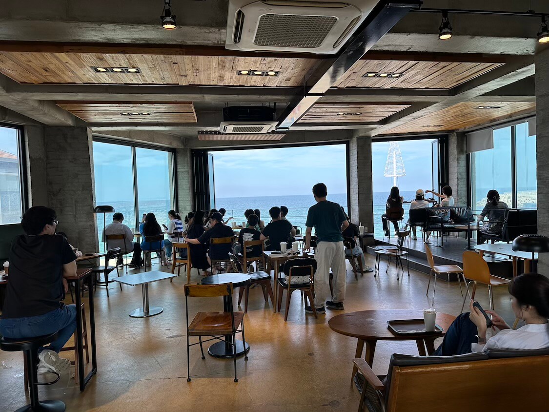 韓国の江陵観光。人気のコーヒー通りのお店の風景