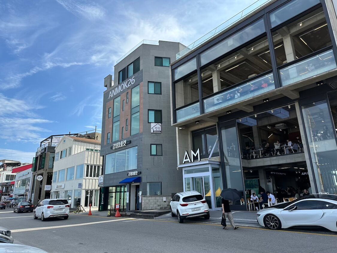 韓国の江陵観光。人気のコーヒー通りのお店の風景