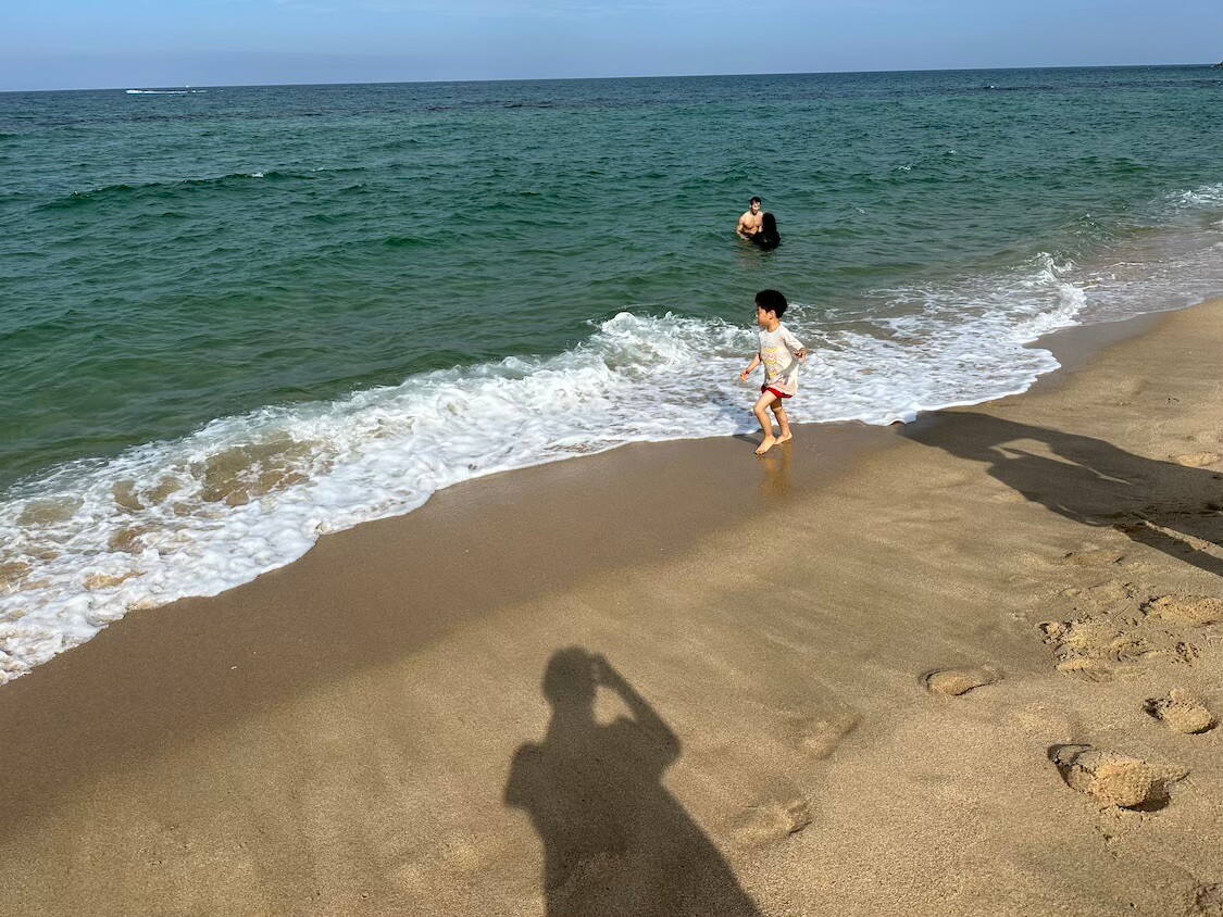 韓国の江陵観光。海辺で遊ぶ甥っ子