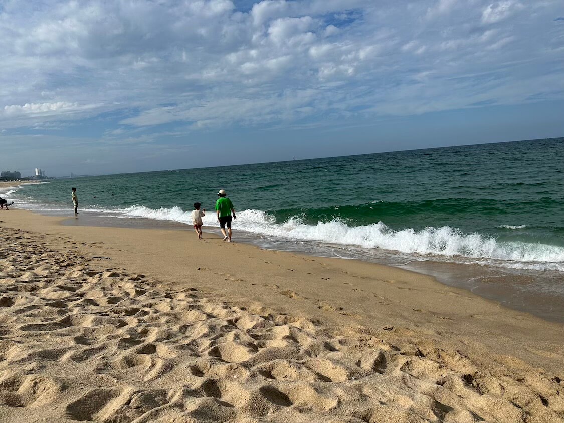 韓国の江陵観光。海辺で遊ぶ甥っ子