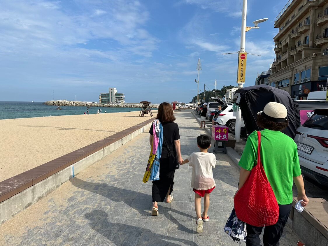 韓国の江陵観光。海辺で遊ぶ甥っ子