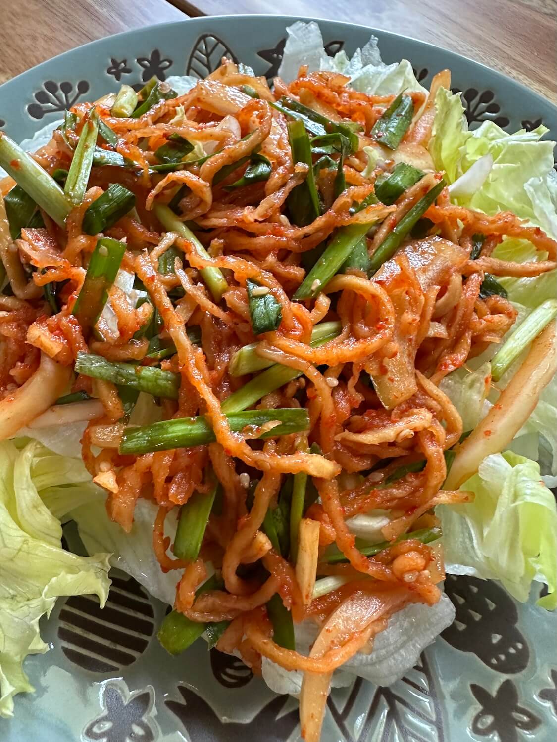 業務スーパーの切り干し大根で簡単キムチ。サラダにのせて