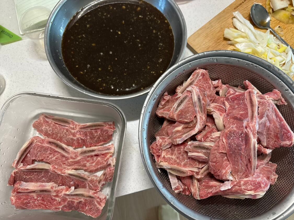 骨付きカルビ【LAカルビ】母＋韓国の人気レシピ。骨付き肉を柔らかくするヤンニョムだれ