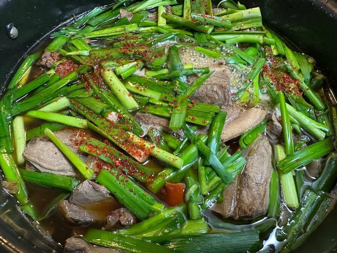 マグロのあら煮の作り方。仕上げの粉唐辛子