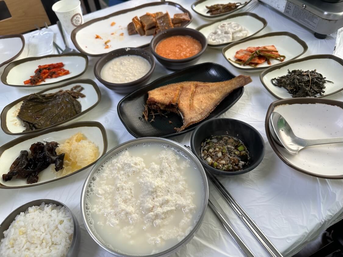 韓国江陵のスンドゥブ激戦区でお昼ごはん。白い純豆腐と純豆腐チゲ鍋とパンチャン!