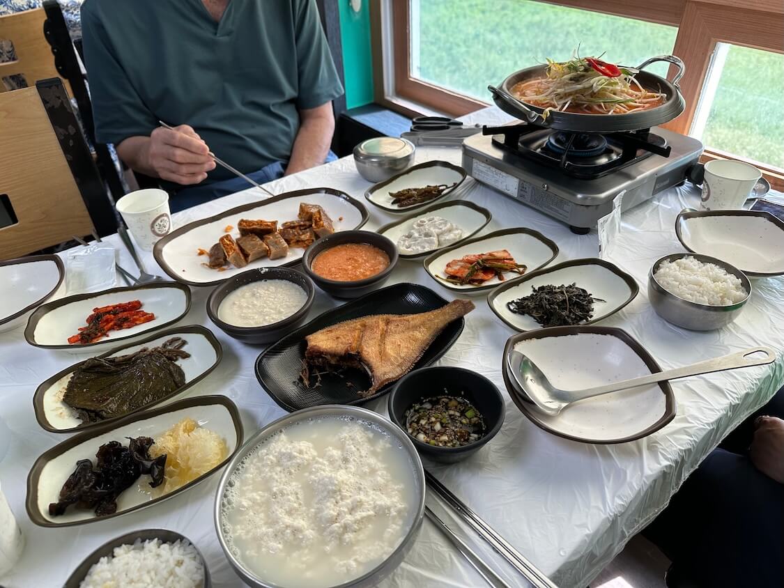 韓国江陵のスンドゥブ激戦区でお昼ごはん。白い純豆腐と純豆腐チゲ鍋とパンチャン!