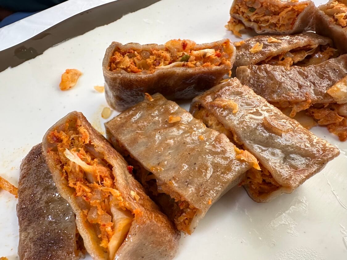 韓国江陵グルメ。ミルジョンビョン(そば粉の薄皮巻き)