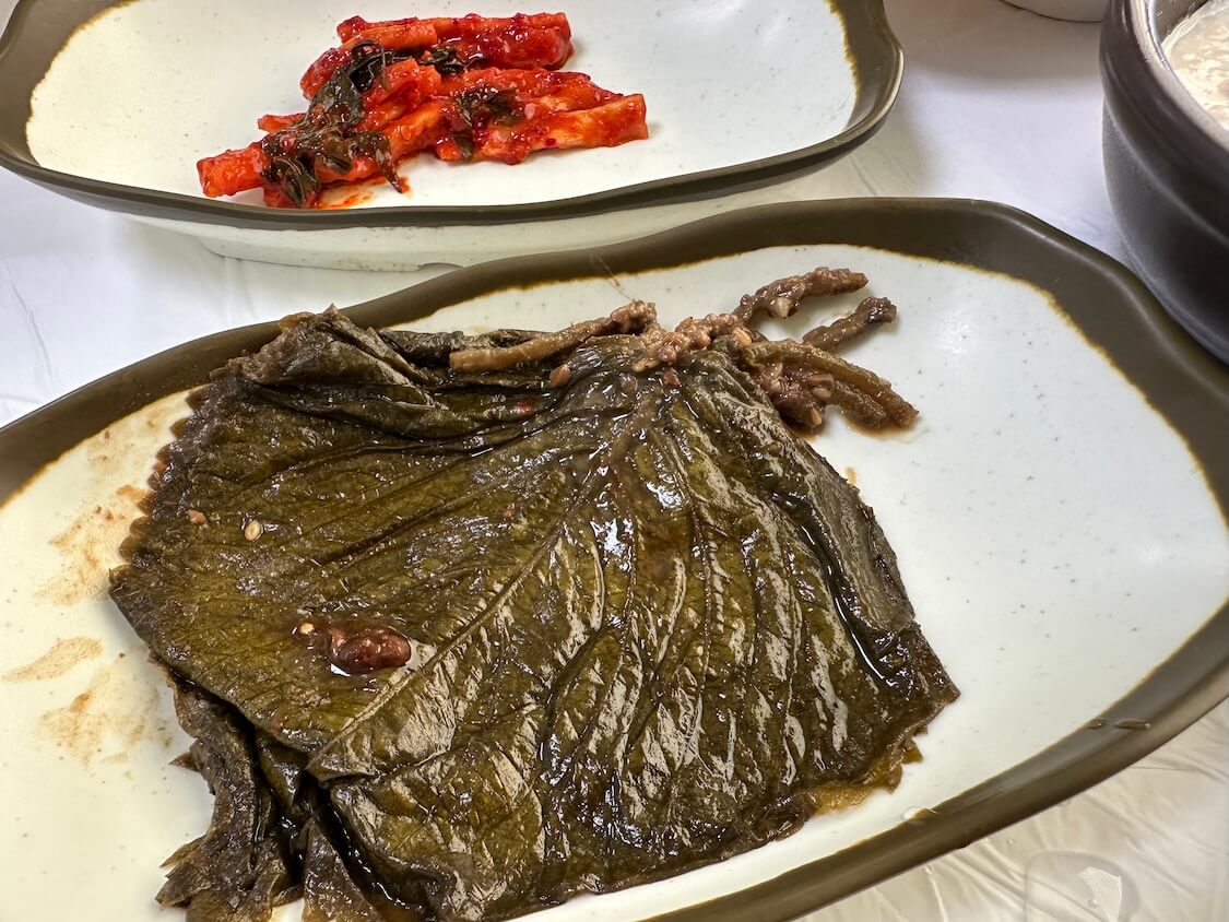 韓国江陵グルメ。人気店の美味しいおかず、えごまの葉