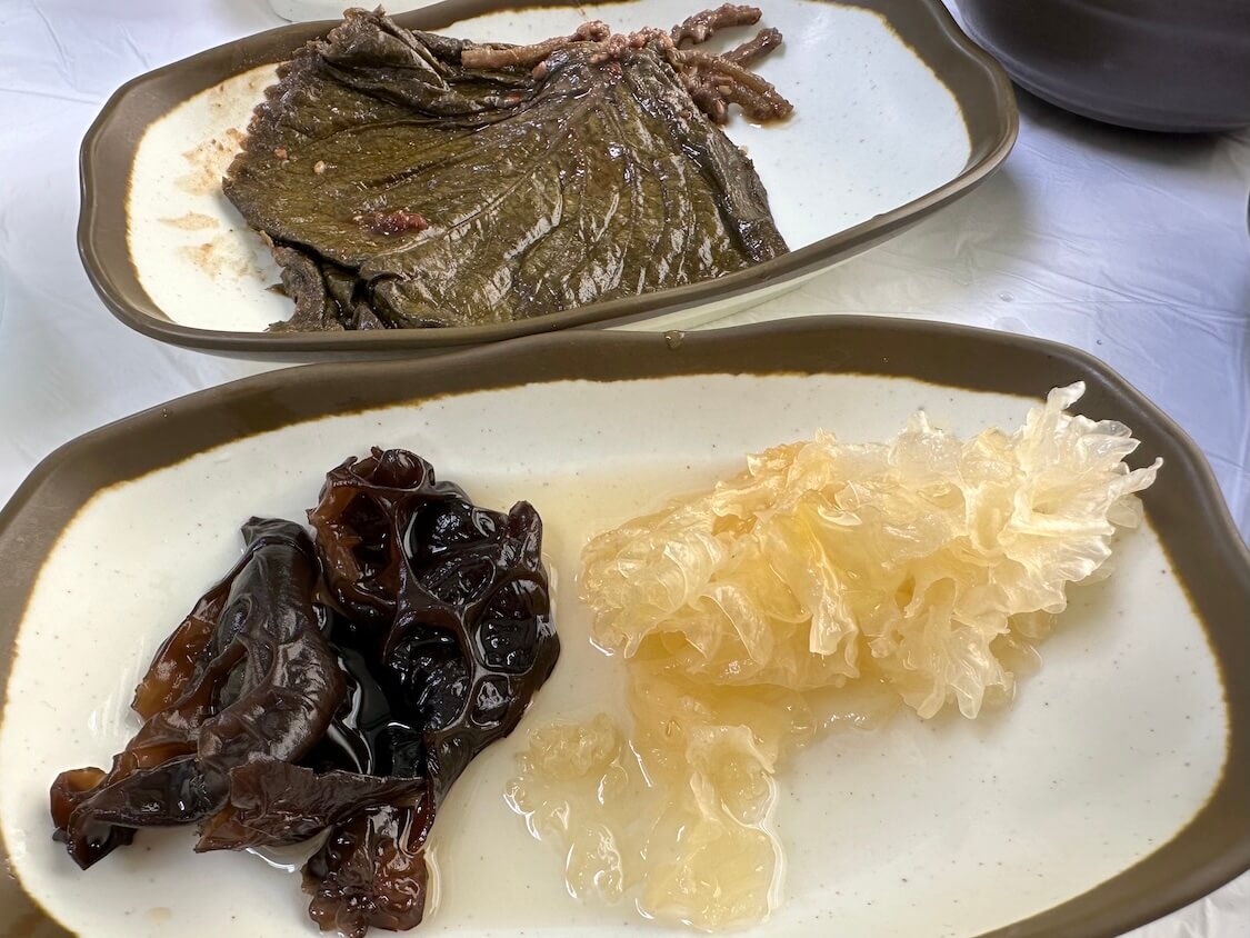 韓国江陵グルメ。人気店の美味しいおかず、えごまの葉