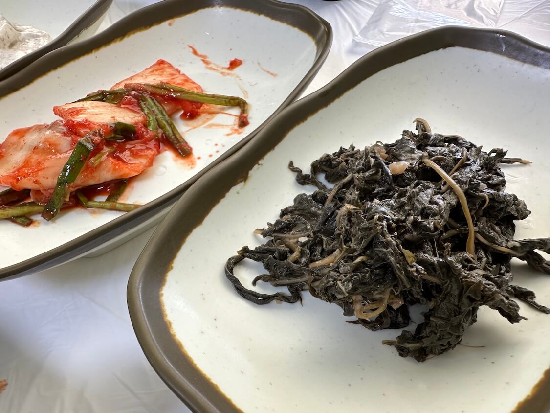 韓国江陵グルメ。人気店の美味しいおかず、ナムルとキムチ