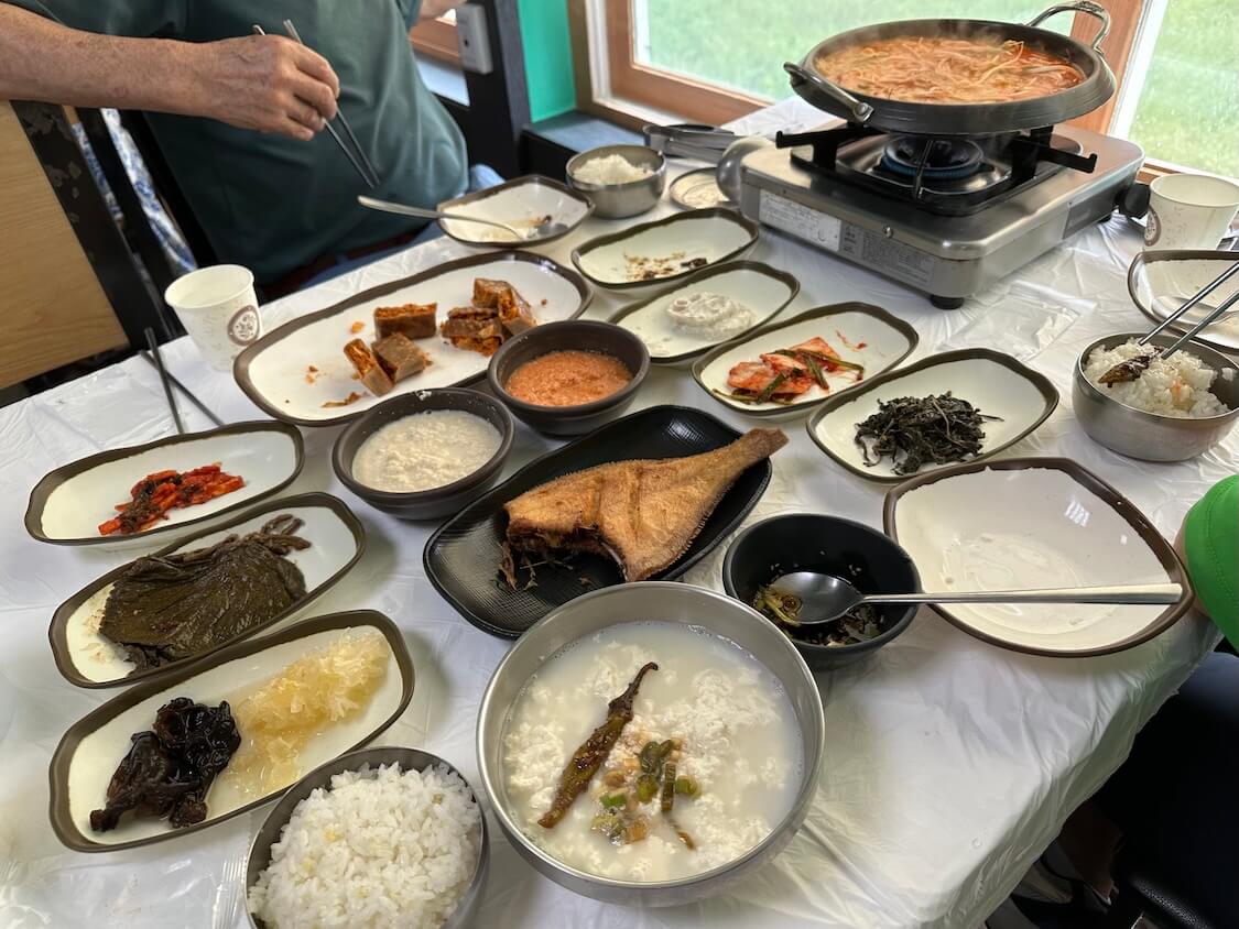 韓国江陵のスンドゥブ激戦区でお昼ごはん。白い純豆腐と純豆腐チゲ鍋とパンチャン!