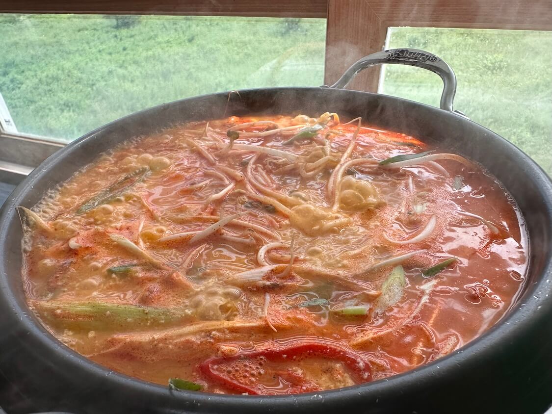 韓国江陵のスンドゥブ激戦区でお昼ごはん。白い純豆腐と純豆腐チゲ鍋とパンチャン!