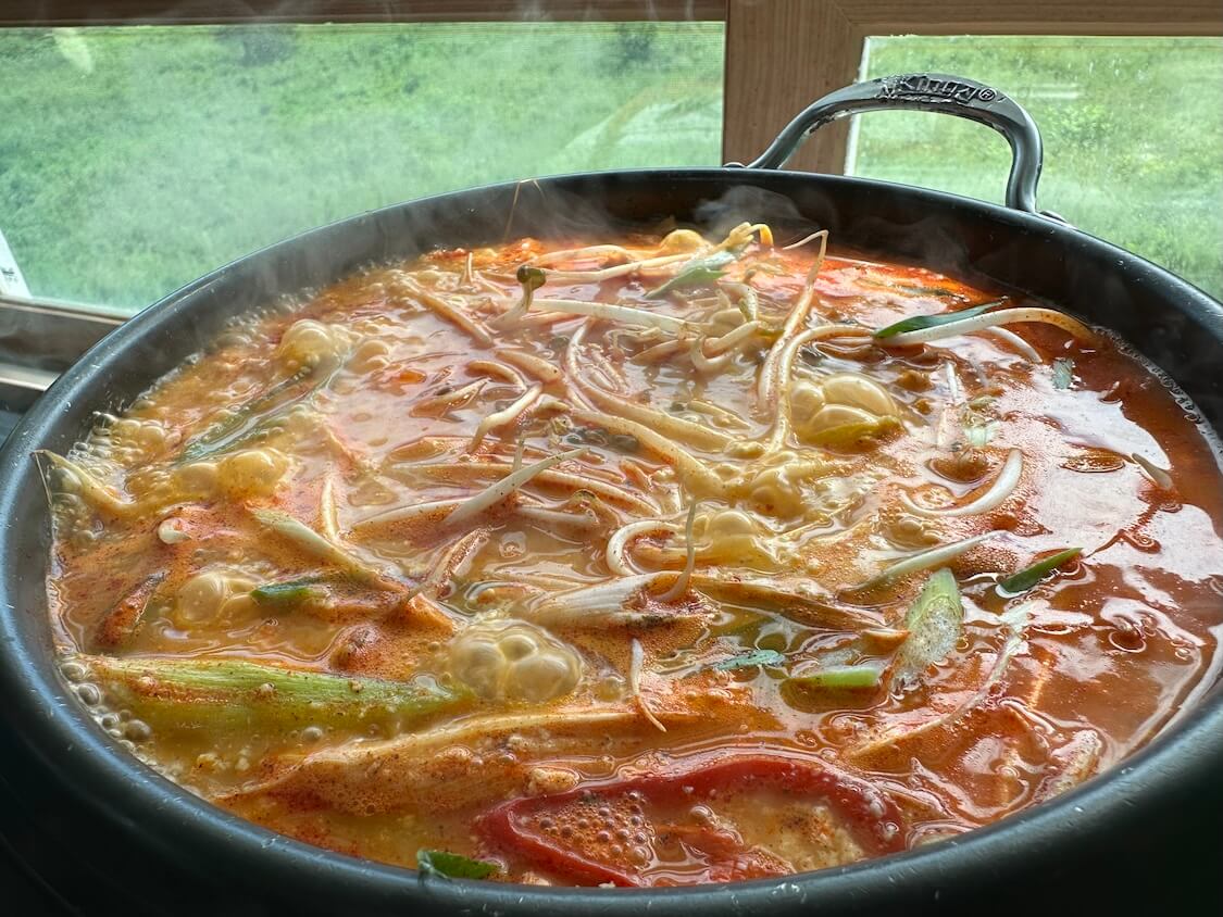 韓国江陵のスンドゥブ激戦区でお昼ごはん。白い純豆腐と純豆腐チゲ鍋とパンチャン!