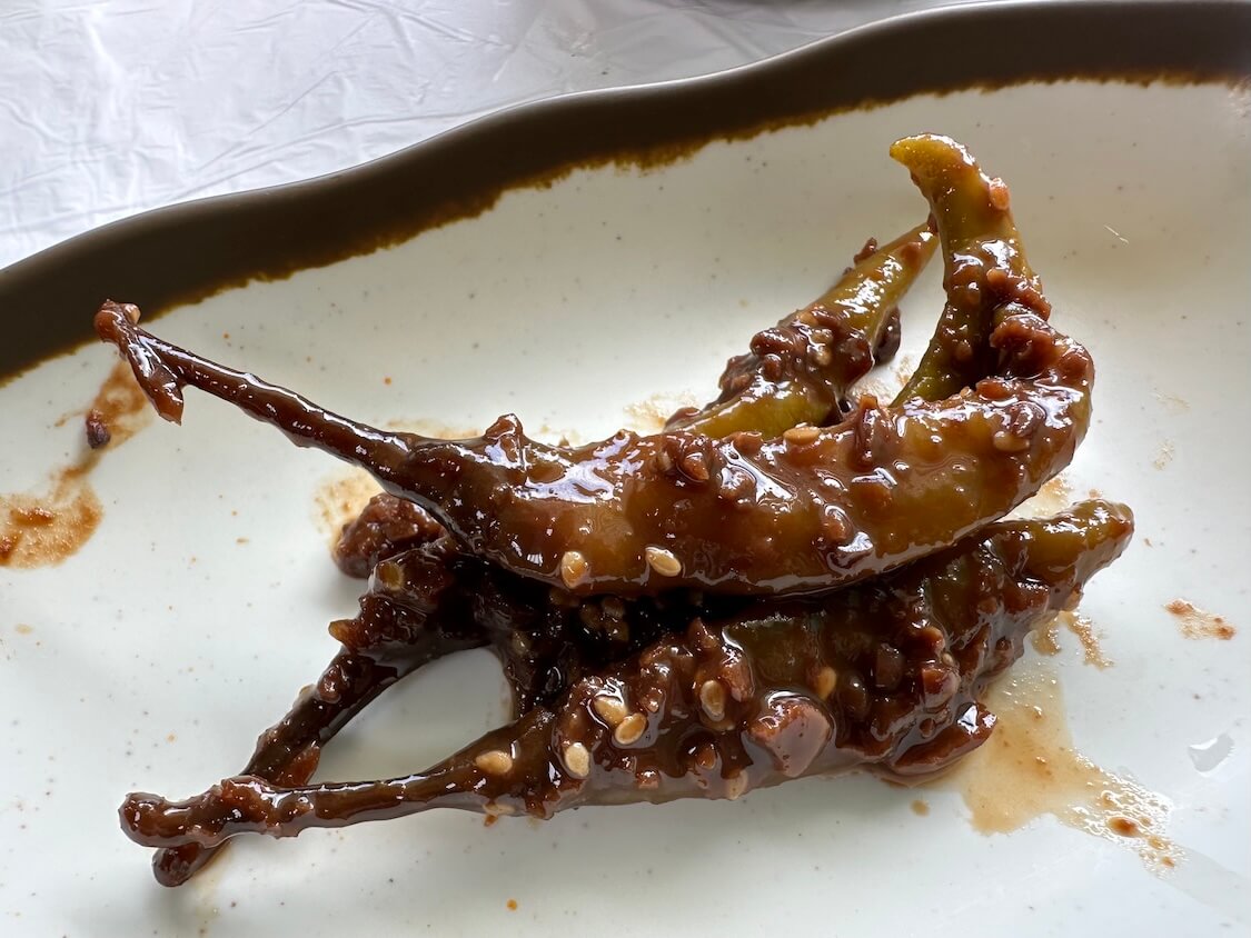 韓国江陵グルメ。人気店の美味しいおかず、ヤンニョム青唐辛子