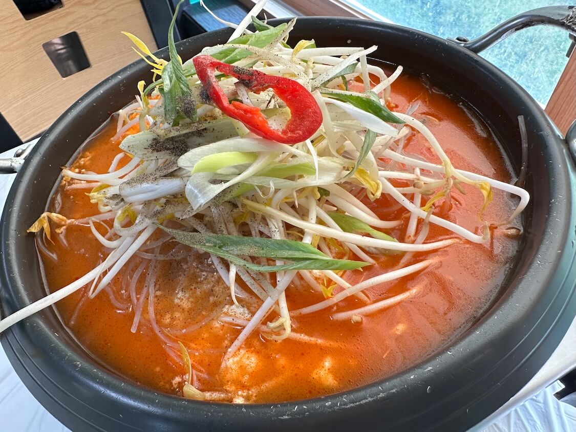 韓国江陵のスンドゥブ激戦区でお昼ごはん。白い純豆腐と純豆腐チゲ鍋とパンチャン!