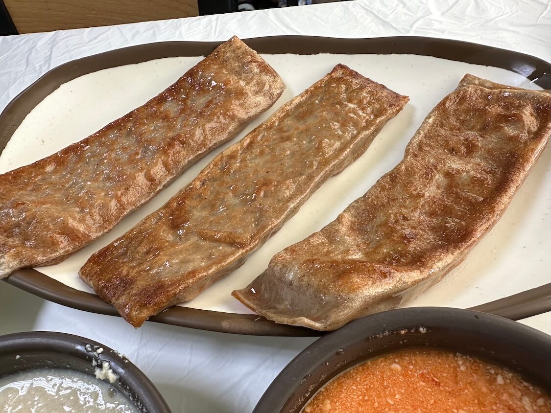 韓国江陵グルメ。スンドゥブチゲの人気店でお昼ごはん。ミルジョンビョン(そば粉の薄皮巻き)