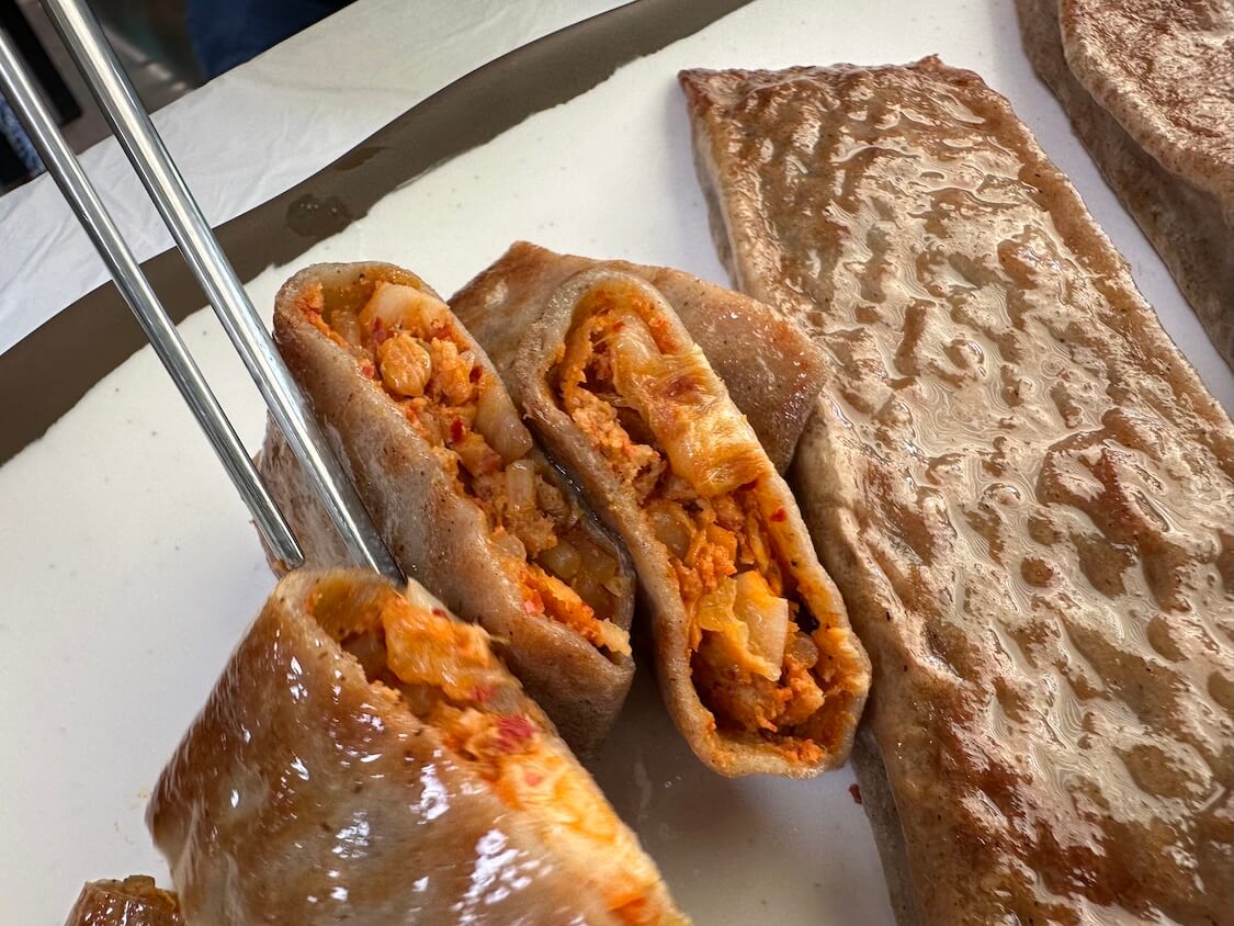 韓国江陵グルメ。ミルジョンビョン(そば粉の薄皮巻き)