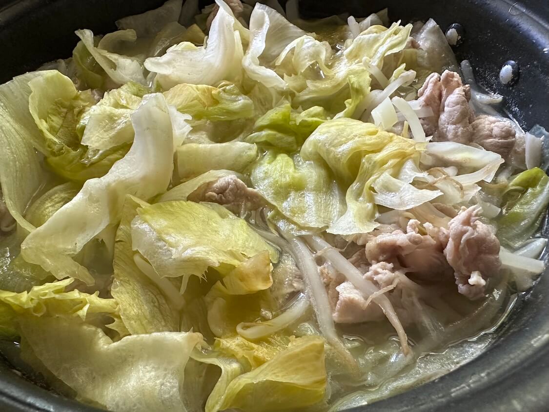 カンタン酢と粉唐辛子だけで絶品キムチ！玉ねぎとキャベツのキムチの献立