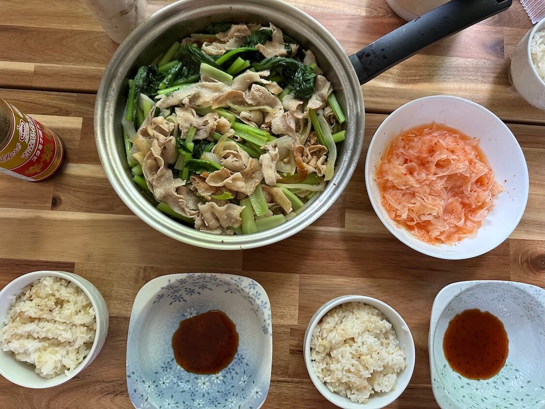 カンタン酢と粉唐辛子だけで絶品キムチ！玉ねぎキムチの献立