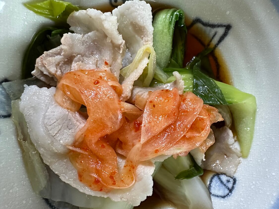 カンタン酢と粉唐辛子だけで絶品キムチ！玉ねぎキムチの献立