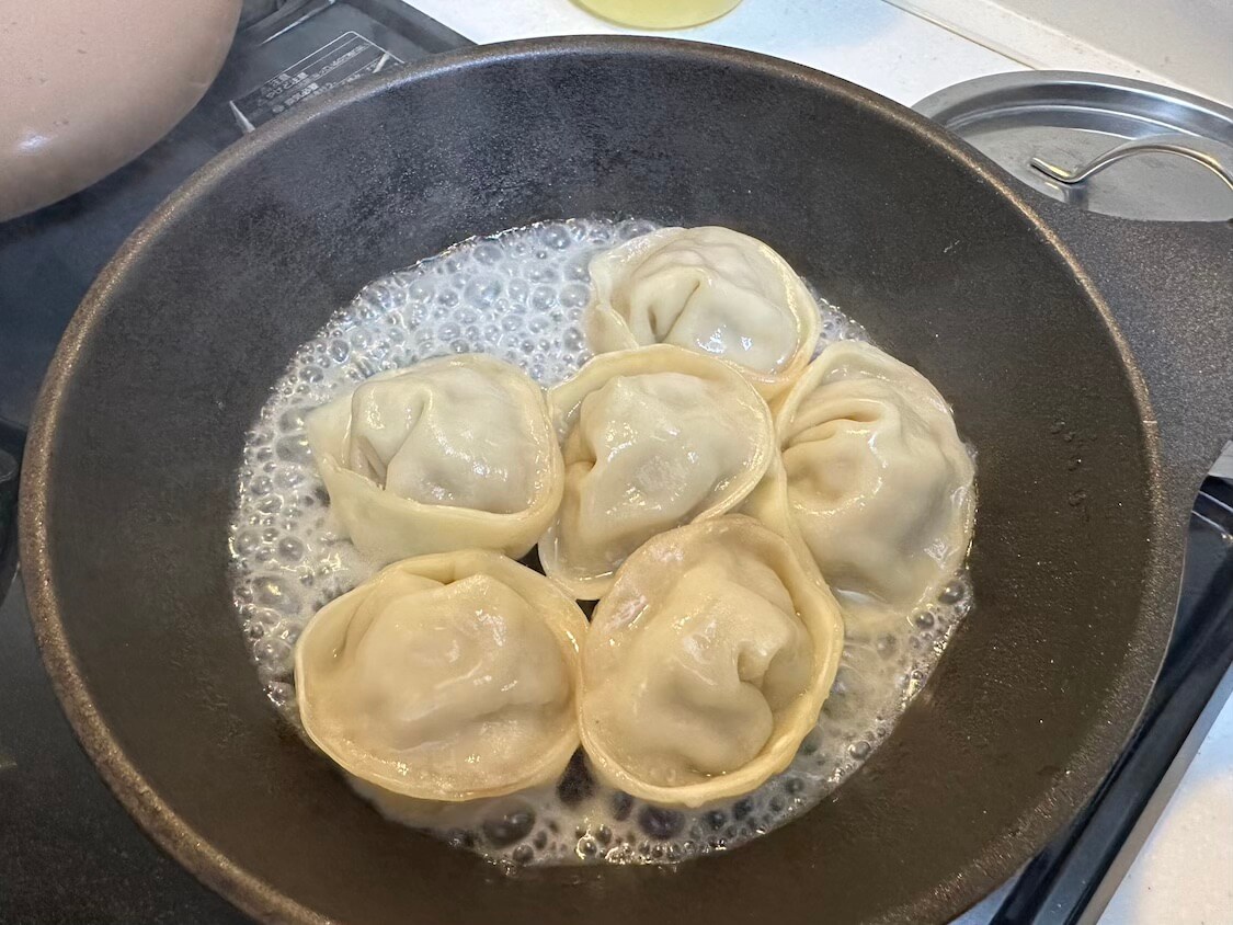 キムチ餃子鍋。韓国の餃子マンドゥ