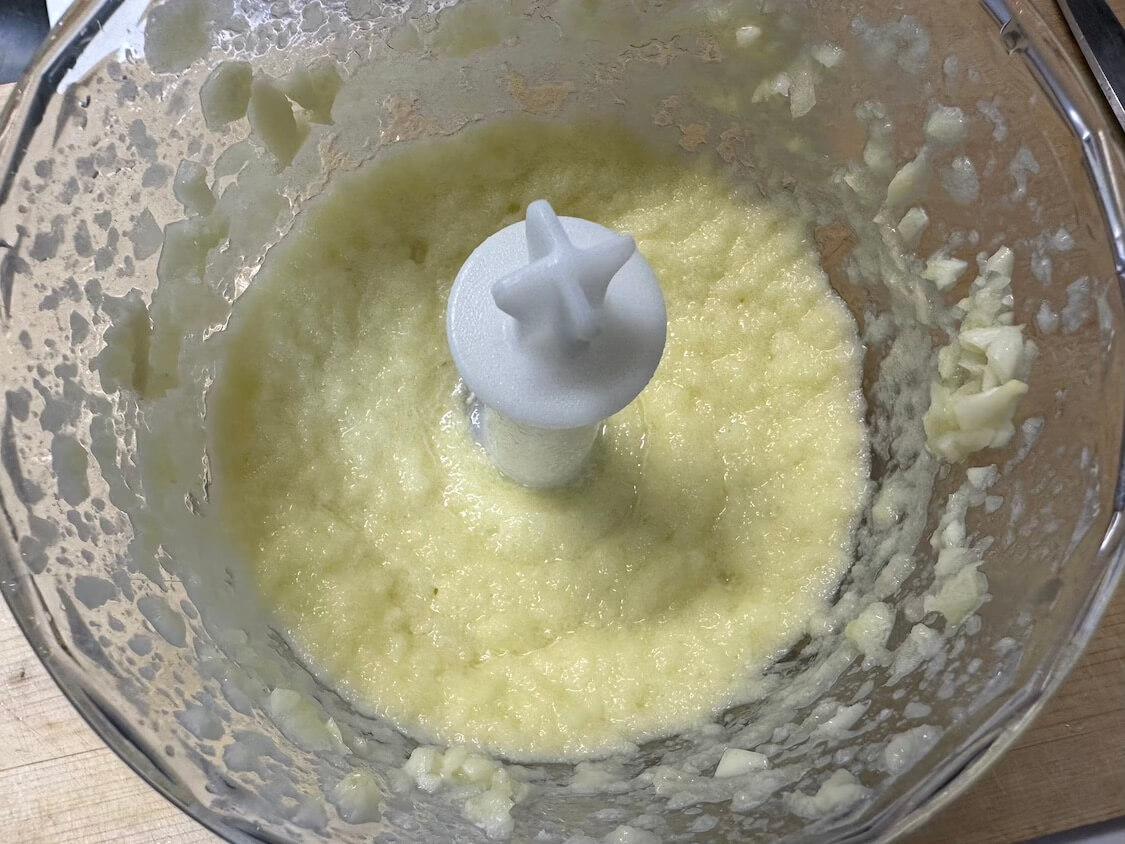 自家製白菜キムチの作り方。キムチのヤンニョムソ（味付け）りんごと梨、にんにく、生姜