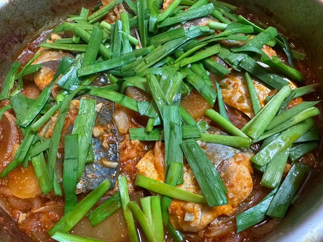 ご飯泥棒【サバにら大根】鯖のピリ辛韓国式煮付けに、大根の甘みとニラの香り