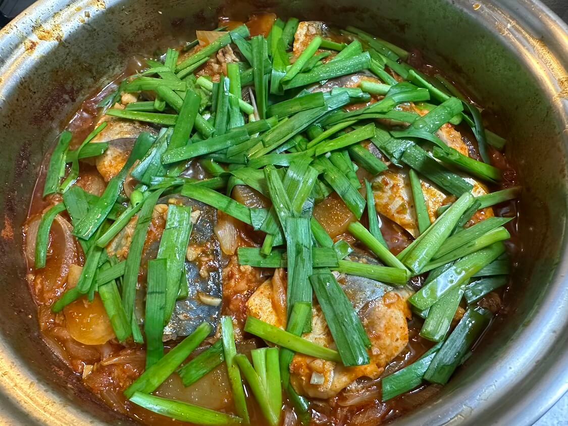 ご飯泥棒【サバにら大根】鯖のピリ辛韓国式煮付けに、大根の甘みとニラの香り