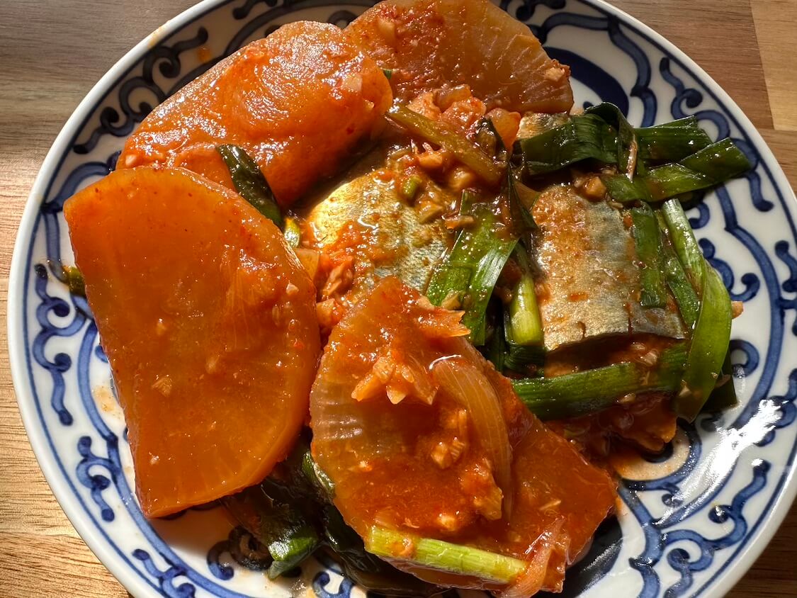 ご飯泥棒【サバにら大根】鯖のピリ辛韓国式煮付けに、大根の甘みとニラの香り