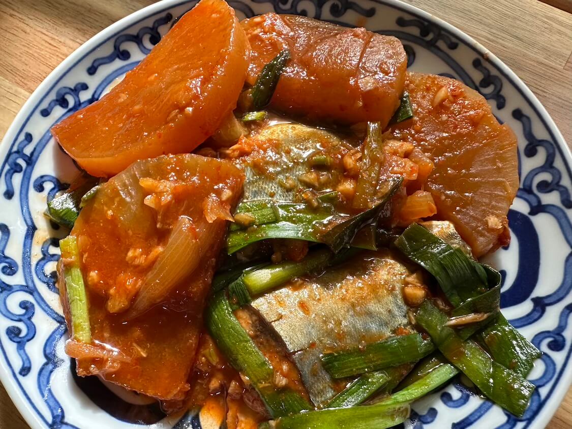 ご飯泥棒【サバにら大根】鯖のピリ辛韓国式煮付けに、大根の甘みとニラの香り