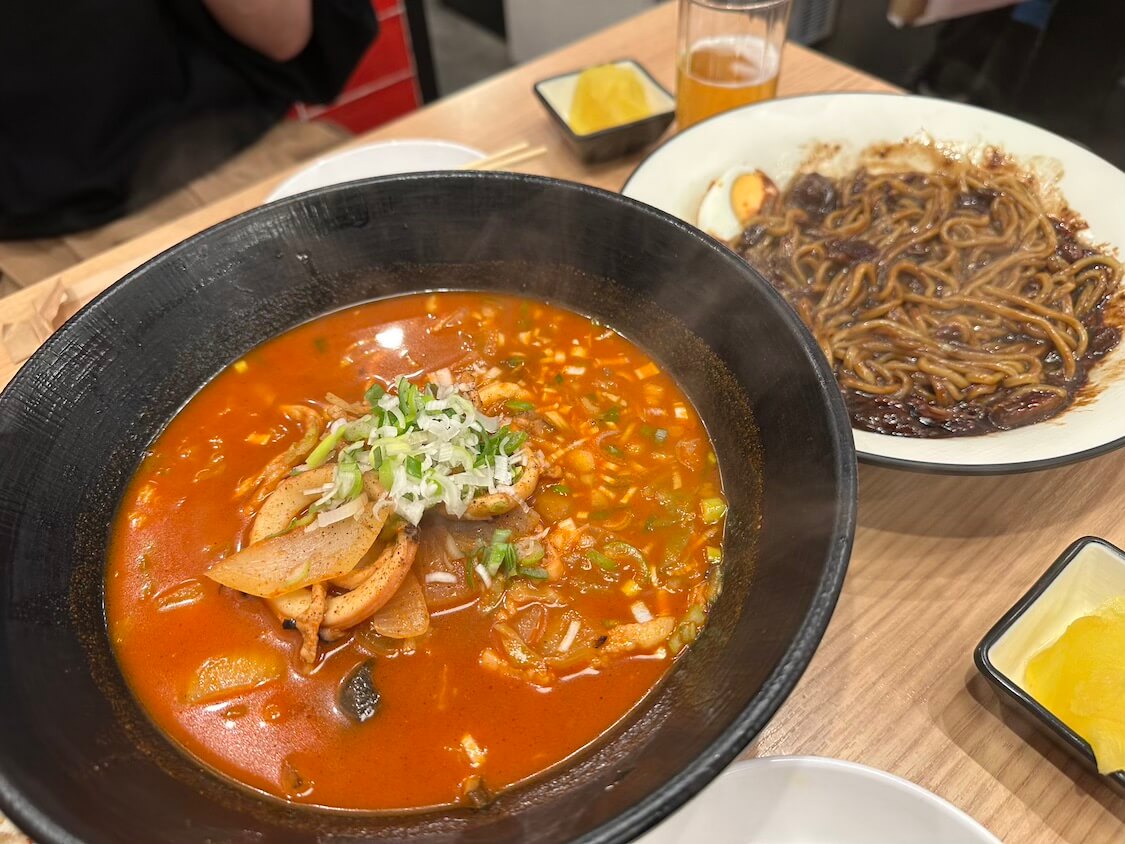 新大久保で韓国中華料理で辛いチャンポン、ジャージャー麺
