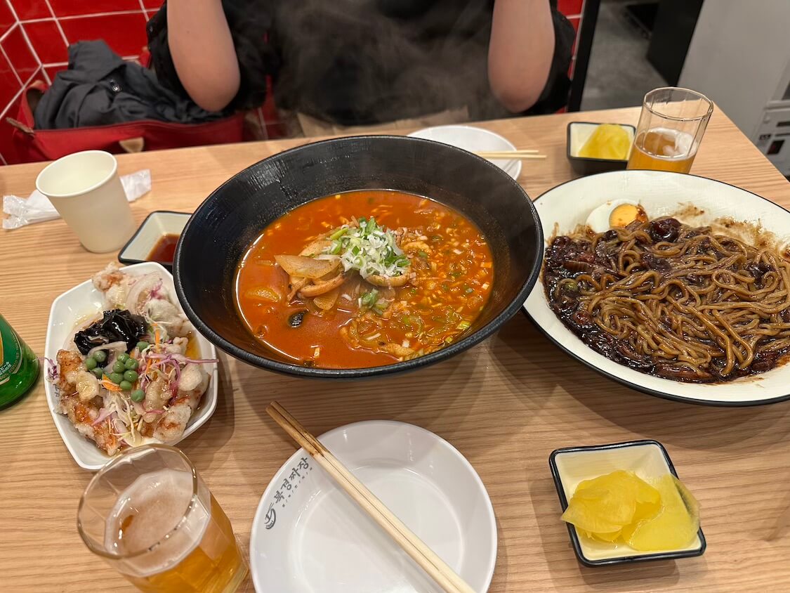 新大久保で韓国中華料理で辛いチャンポン、ジャージャー麺