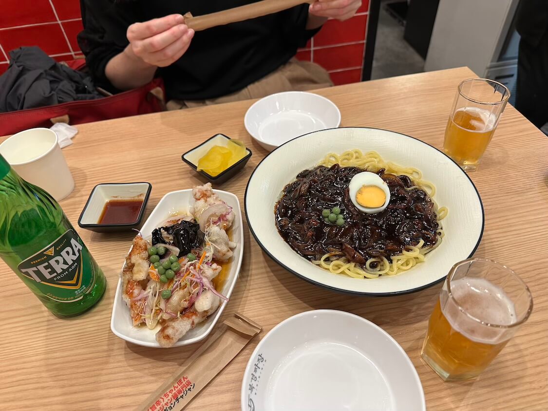 新大久保の人気店でジャージャー麺とタンスユクを食べた！韓国の本店は290円!?