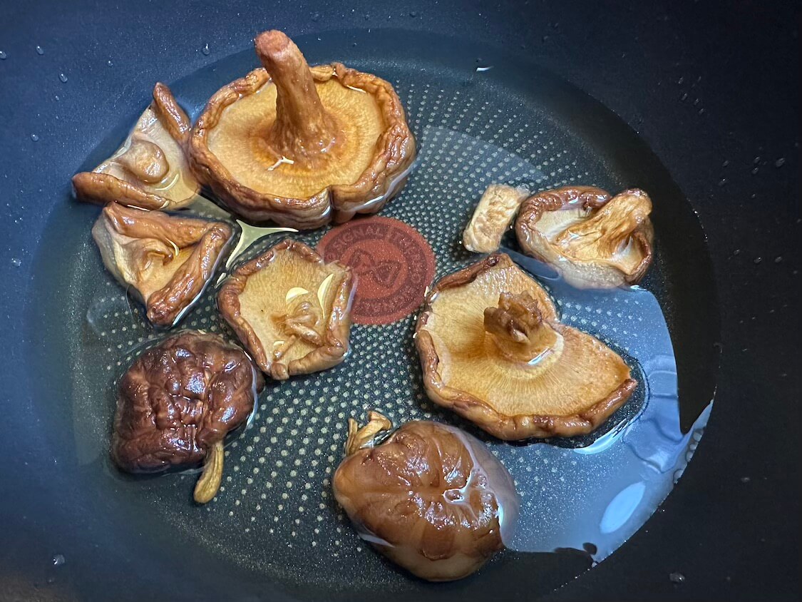 プルコギと白菜で冬の簡単鍋。キノコと出汁