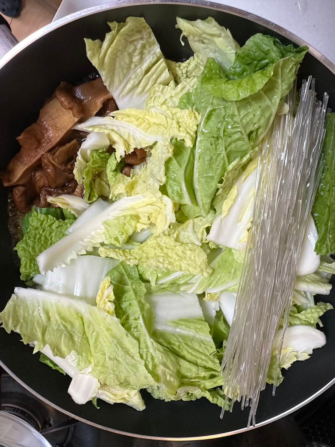 プルコギと白菜の簡単鍋の作り方。野菜と春雨