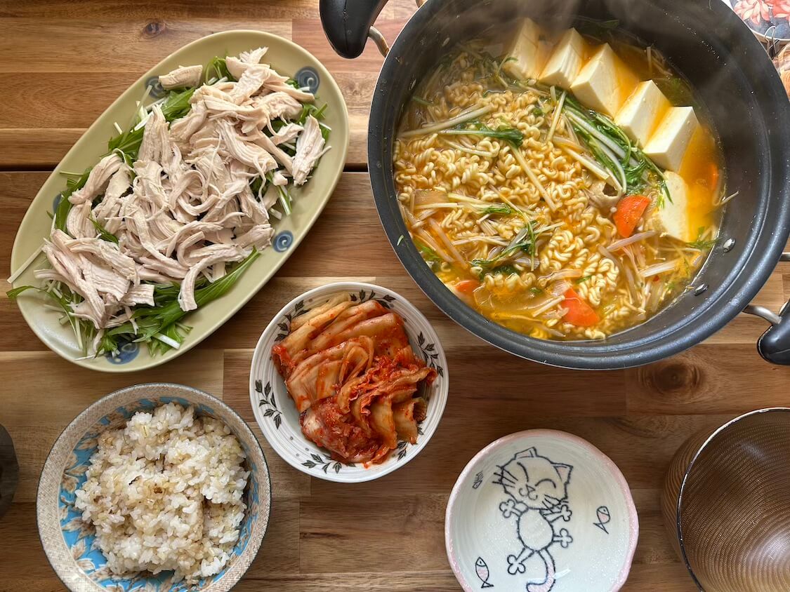 韓国ラーメンで簡単うま辛豆腐鍋。熟成キムチと裂いたむね肉を添えて