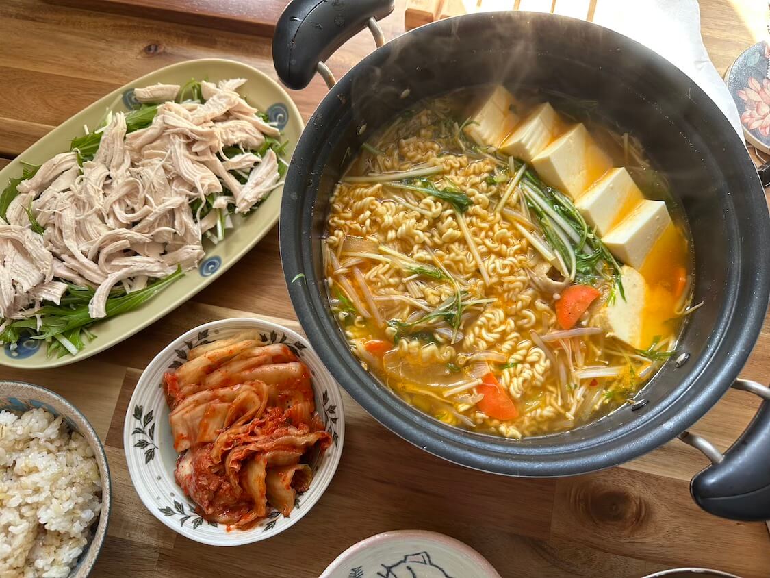 韓国ラーメンで簡単うま辛豆腐鍋。熟成キムチと裂いたむね肉を添えて