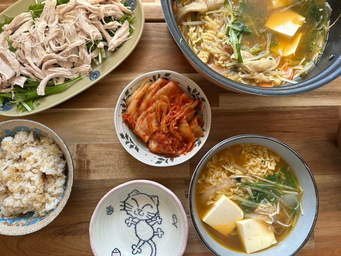 韓国ラーメンで簡単うま辛豆腐鍋。熟成キムチと裂いたむね肉を添えて