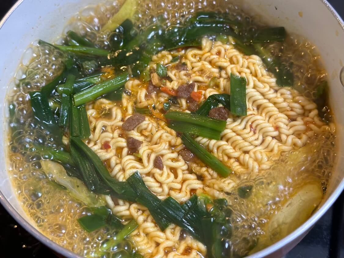 韓国のインスタントラーメンにニラ！