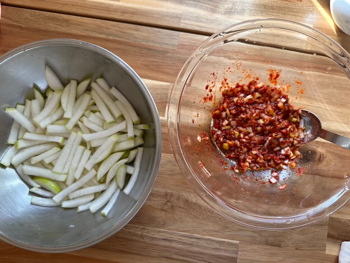 ゆで豚が美味しくなる大根キムチ(ポッサムキムチ)の作り方