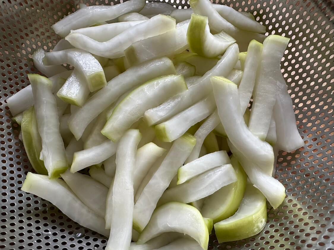 ゆで豚が美味しくなる大根キムチ（ポッサムキムチ）の作り方