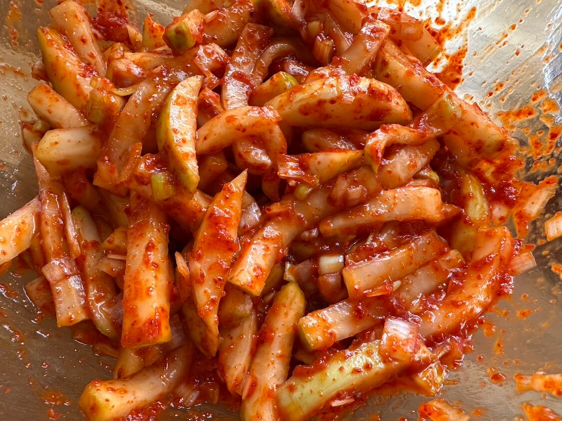 ゆで豚が美味しくなる大根キムチ(ポッサムキムチ)の作り方