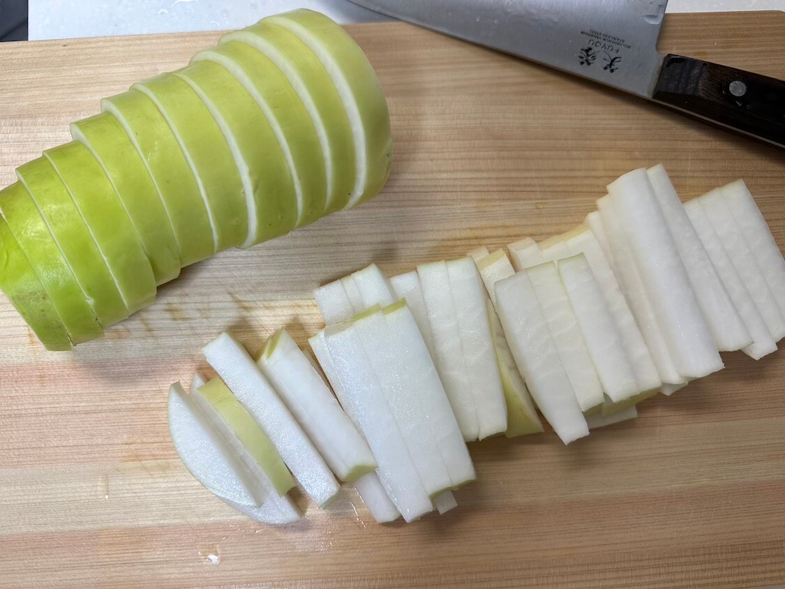 ゆで豚が美味しくなる大根キムチ（ポッサムキムチ）の作り方