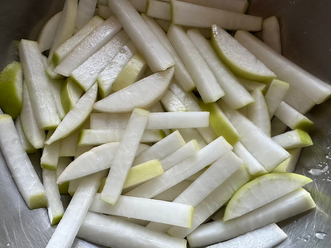 ゆで豚が美味しくなる大根キムチ（ポッサムキムチ）の作り方