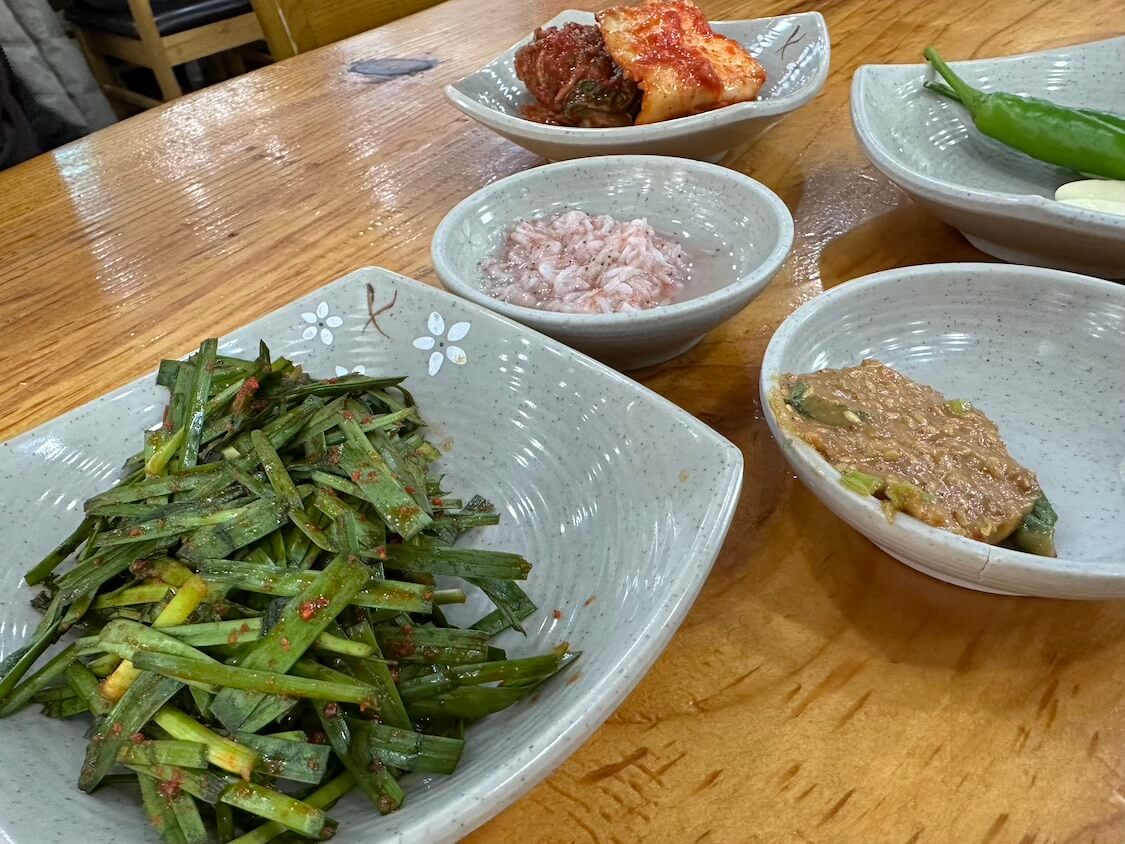 釜山でクッパ！おかずとキムチとタレ