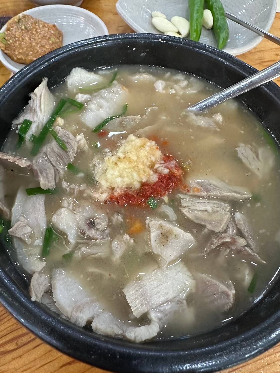 釜山でクッパ！金海空港近くで地元人に人気のテジクッパ屋さんでランチ