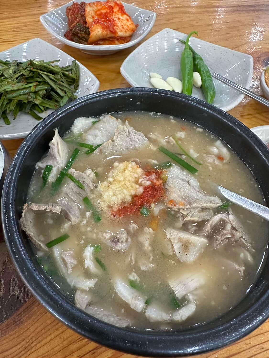 釜山でクッパ！金海空港近くで地元人に人気のテジクッパ屋さんでランチ