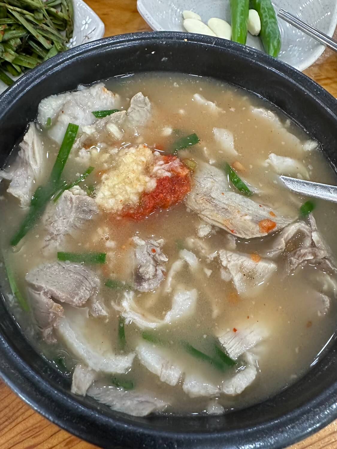 釜山でクッパ！金海空港近くで地元人に人気のテジクッパ屋さんでランチ