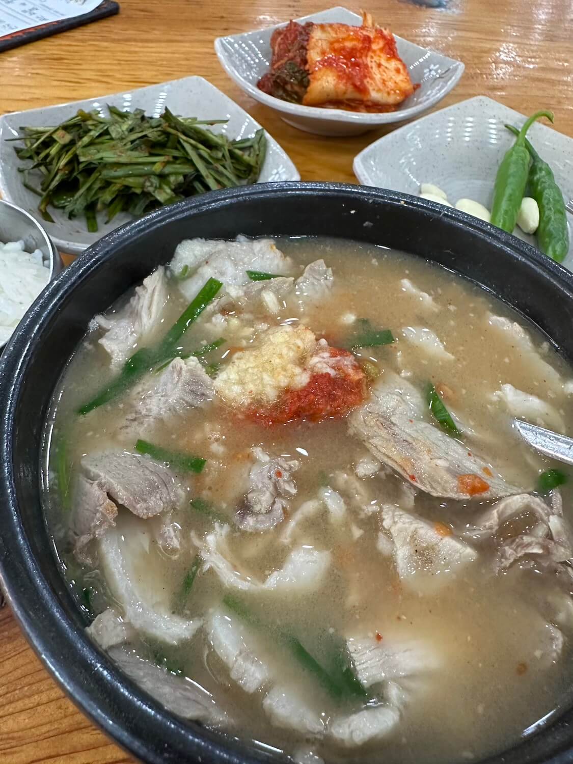 釜山でクッパ！金海空港近くで地元人に人気のテジクッパ屋さんでランチ